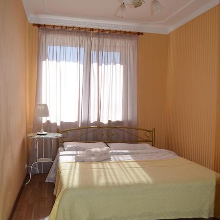 Apart Na Himnaziinoi Naberezhnii Apartment Kharkiv Bagian luar foto